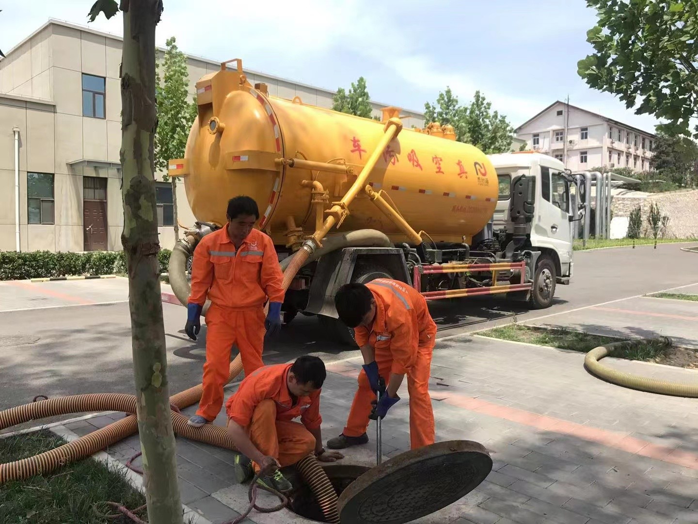 耒阳管道疏通车停在窨井附近